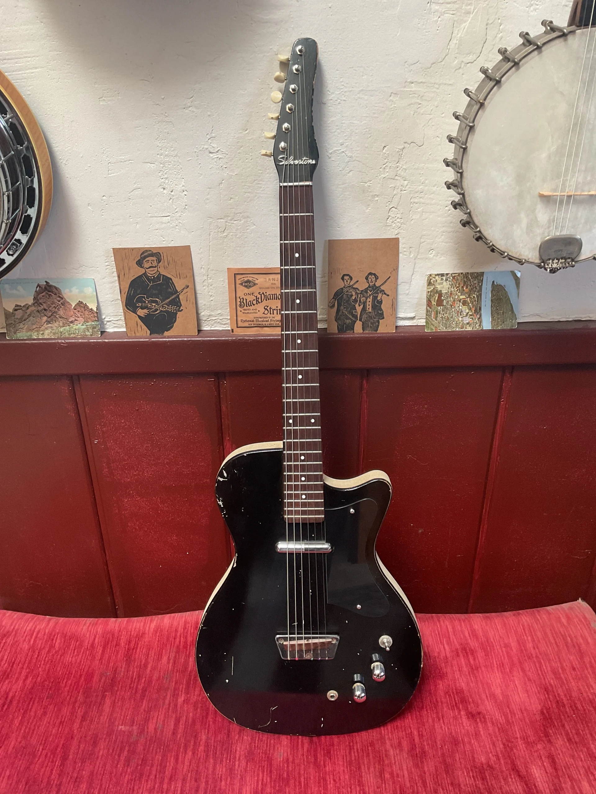 222DF97A-74E0-419A-B4E9-09858EA2706E.webp 1960s Silvertone Danelectro