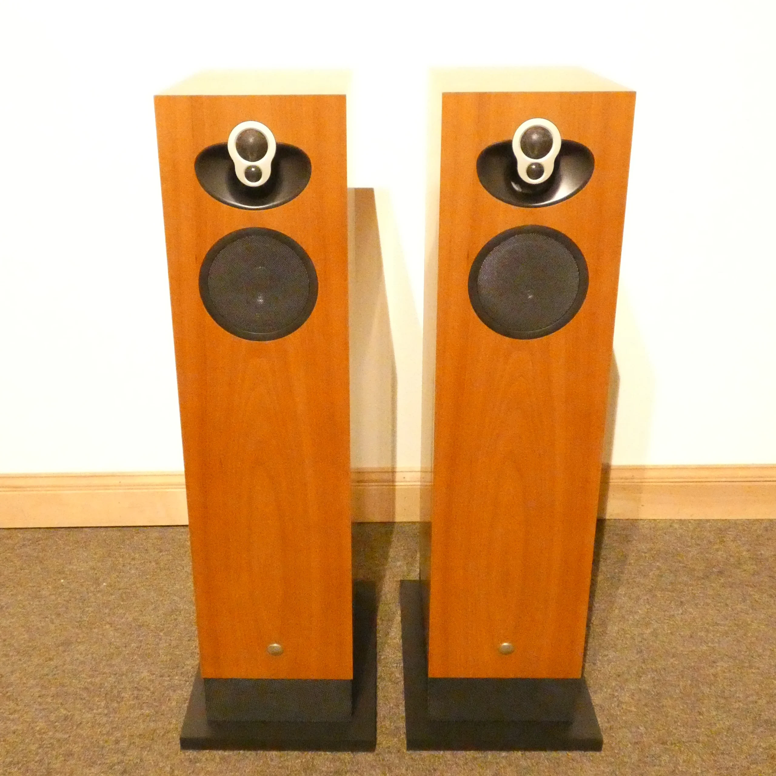 LMI2.webp Linn Majik Isobarik Speakers