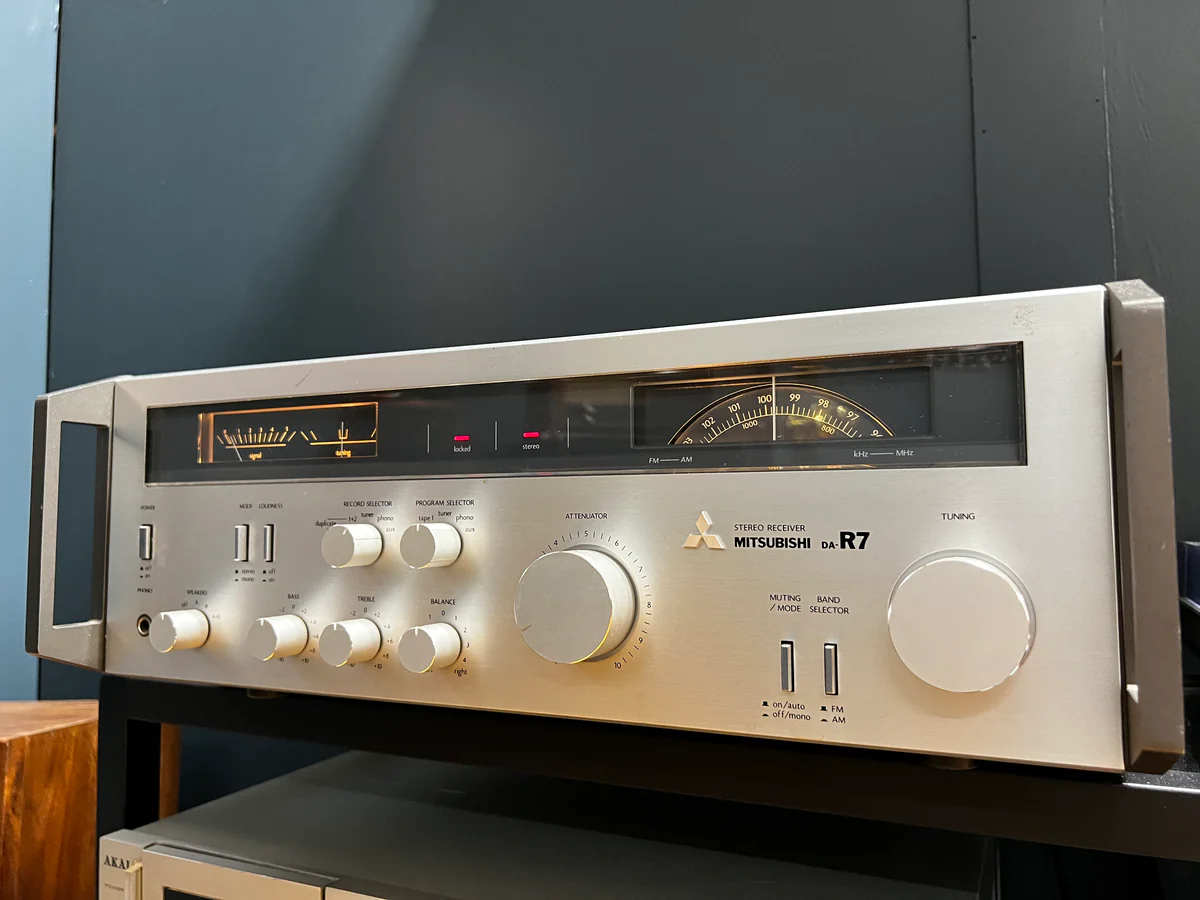 Mitsubishi DA-R7 Stereo Receiver, Cool Look!