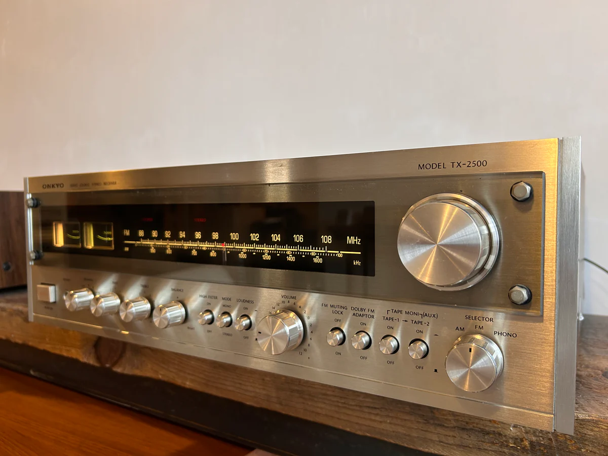 Onkyo TX-2500, Classic Look & Sound