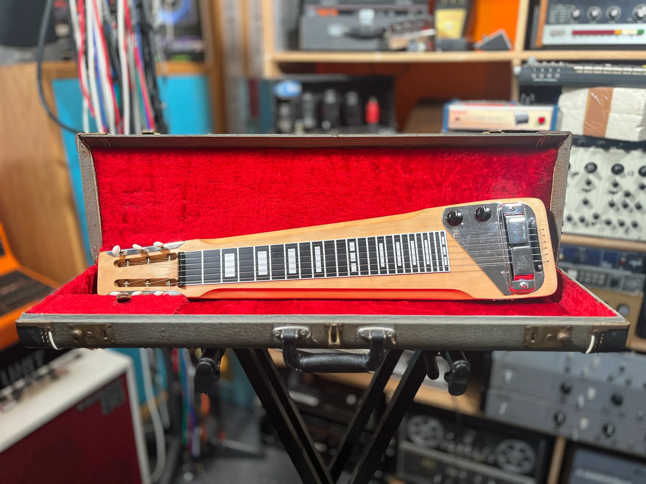 Rickenbacker_Lapsteel_48671.webp Rickenbacker Model 102 Lap Steel Guitar - SN 00004867