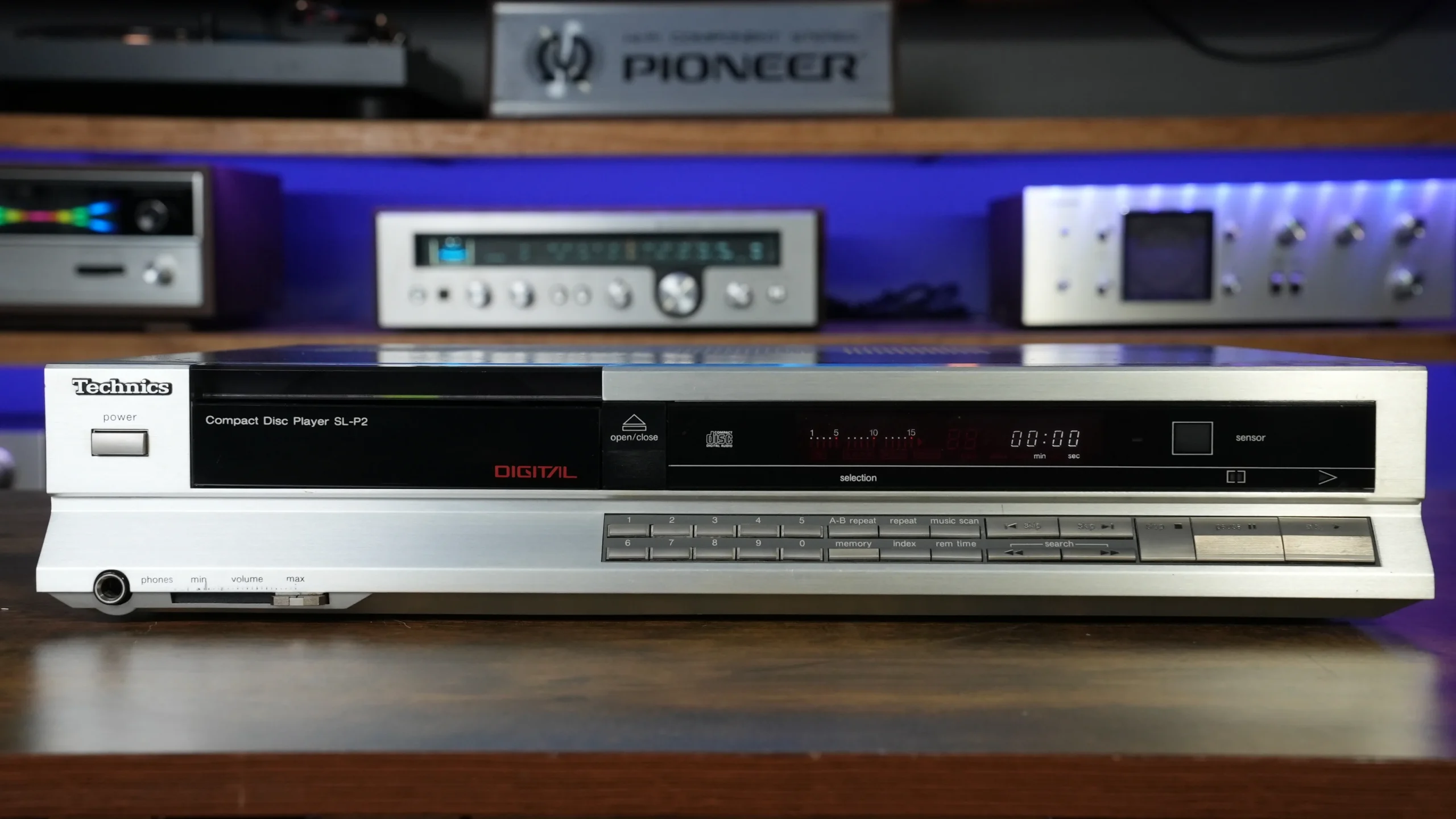 TechnicsSL-P2_front.webp Technics SL-P2
