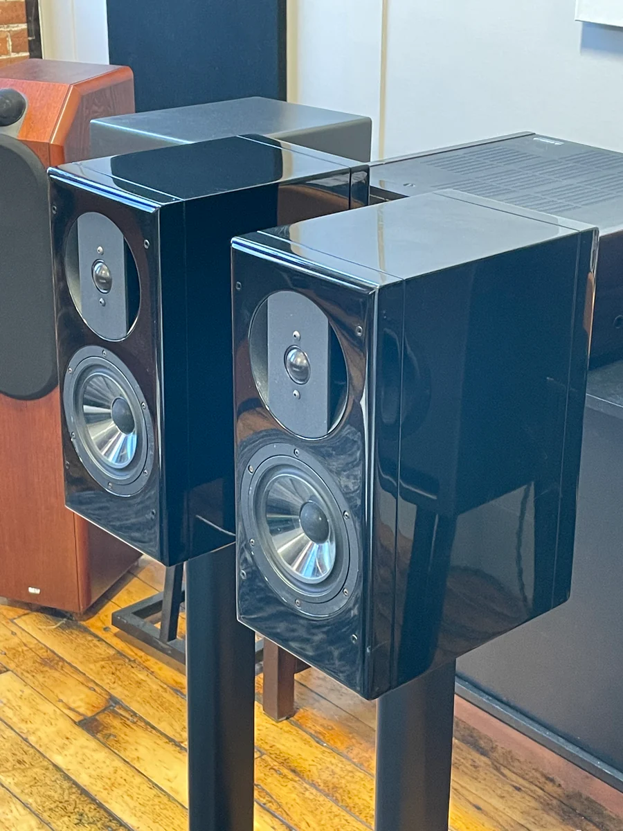 ViennaAcousticsHadynGrandSpeakers03_1200x1200.webp Vienna Acoustics Haydn Grand Bookshelf Loudspeakers - SOLD