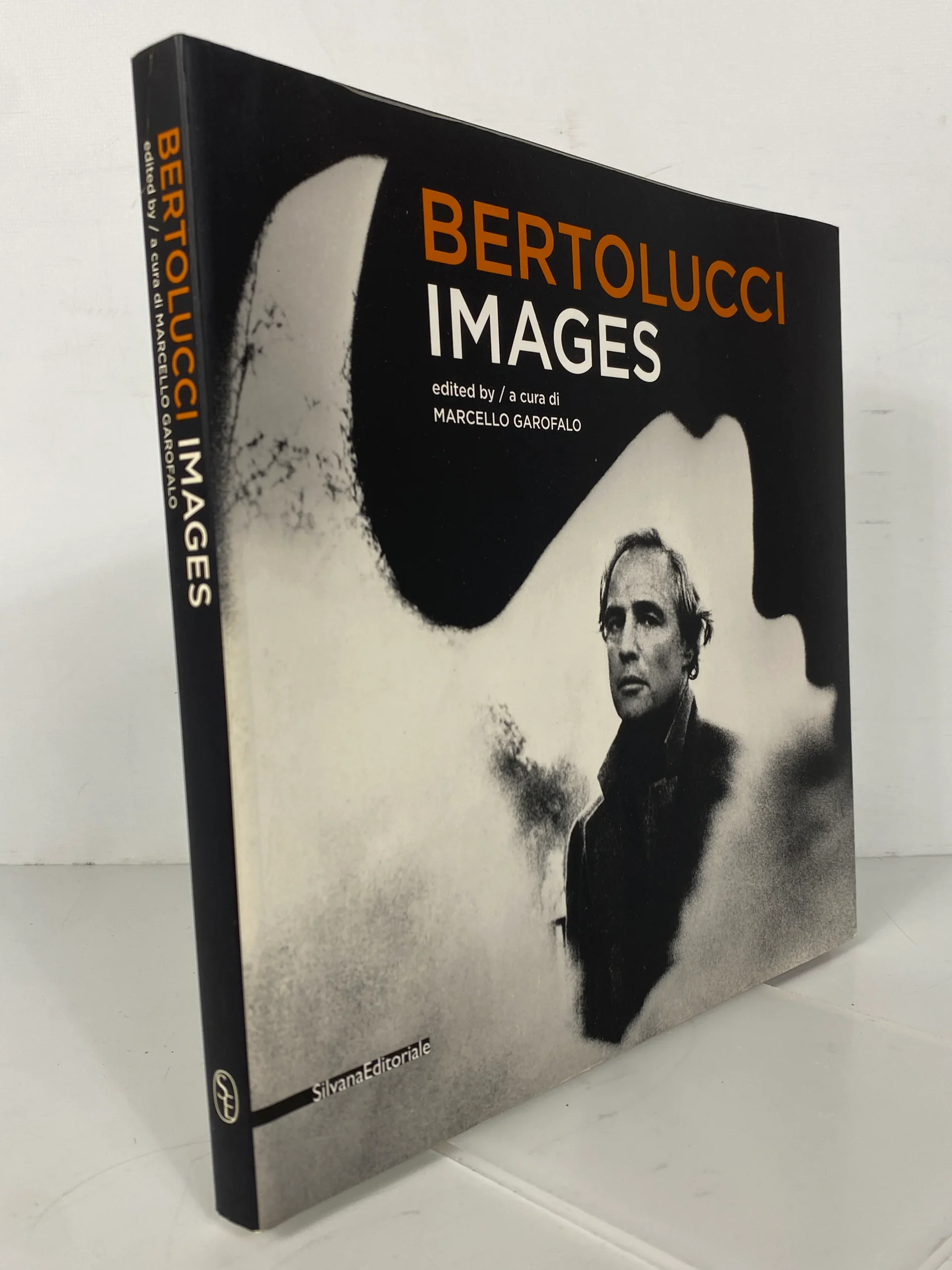 bertolucci-images-by-marcello-garofalo-2011-in-english-and-italian-sc.webp Bertolucci Images by Marcello Garofalo 2011 in English and Italian SC