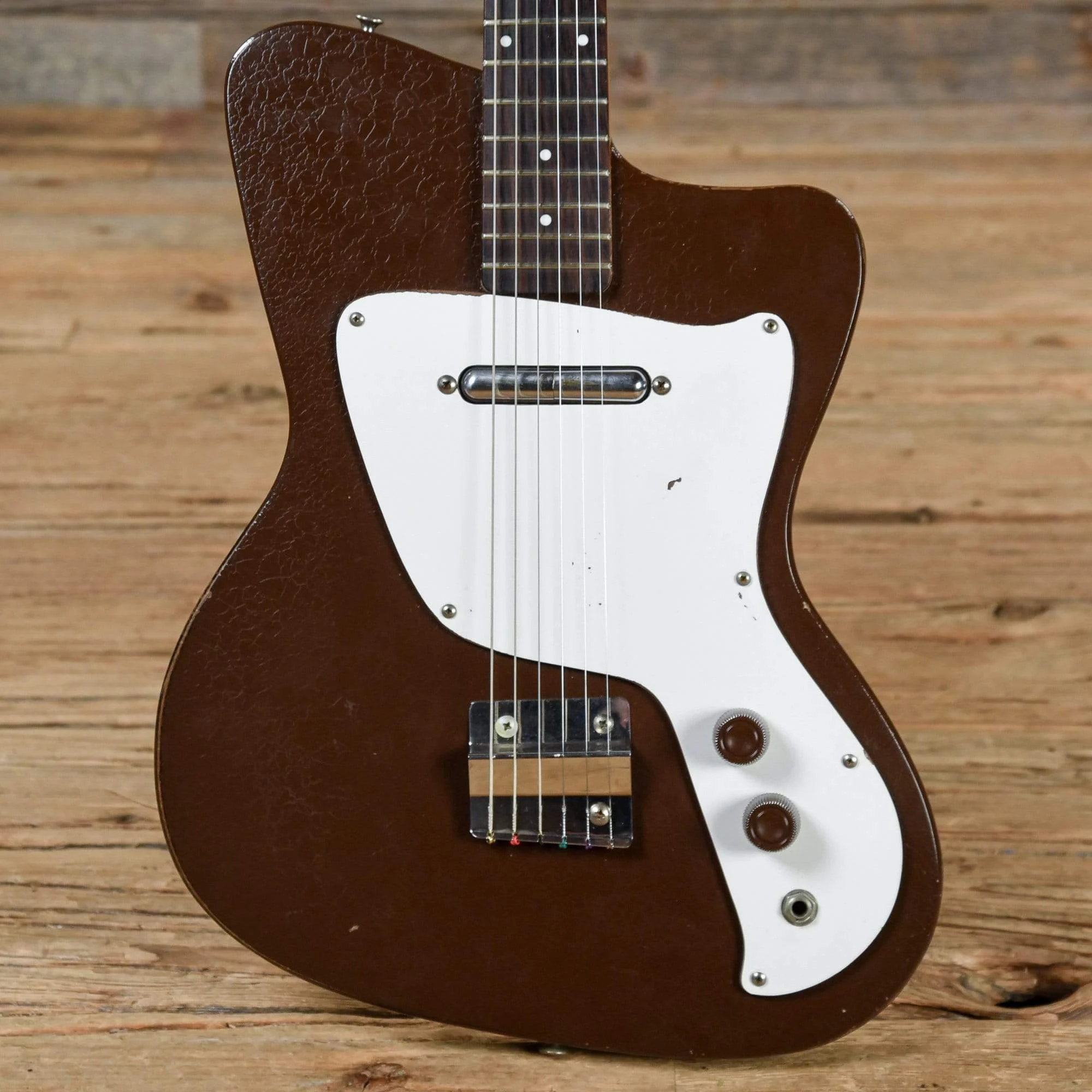 danelectro-electric-guitars-solid-body-danelectro-hawk-brown-1966-3278336-28179181207687.webp Danelectro Hawk Brown 1966
