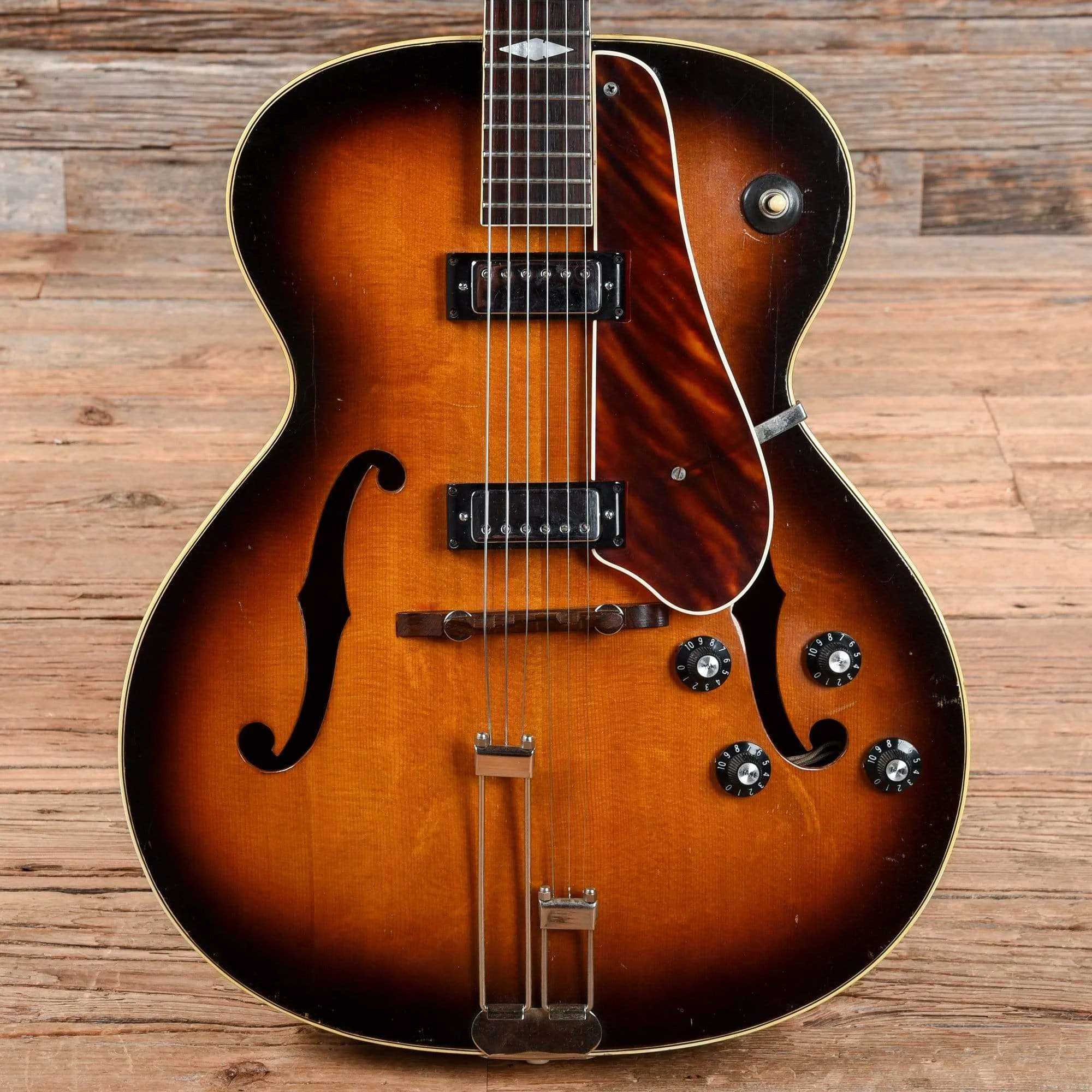 epiphone-electric-guitars-hollow-body-epiphone-triumph-sunburst-1946-u259957091-28172059869319.webp Epiphone Triumph Sunburst 1946