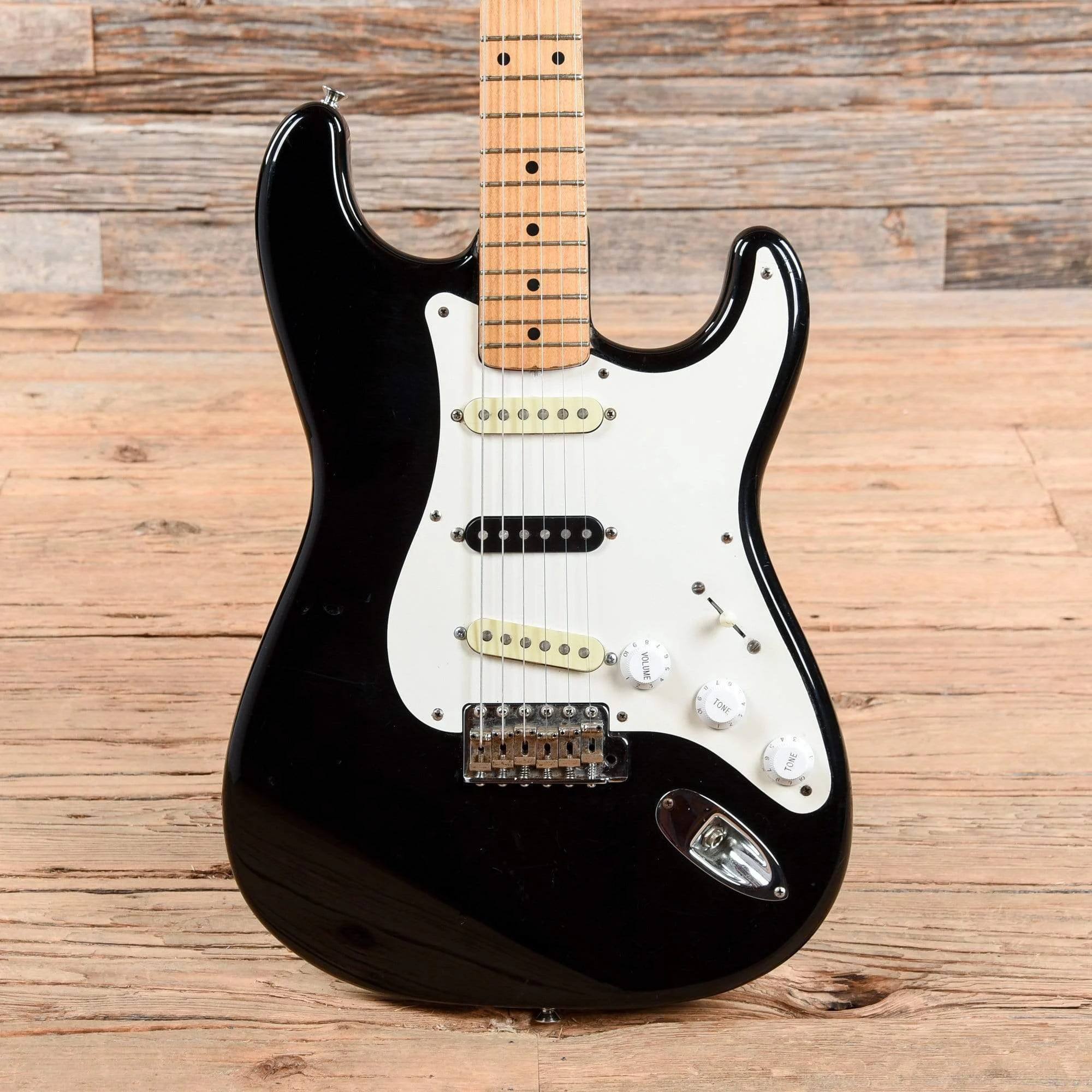 fender-electric-guitars-solid-body-fender-standard-stratocaster-black-1980s-u3050119601-28498207473799.webp Fender Standard Stratocaster Black 1980s