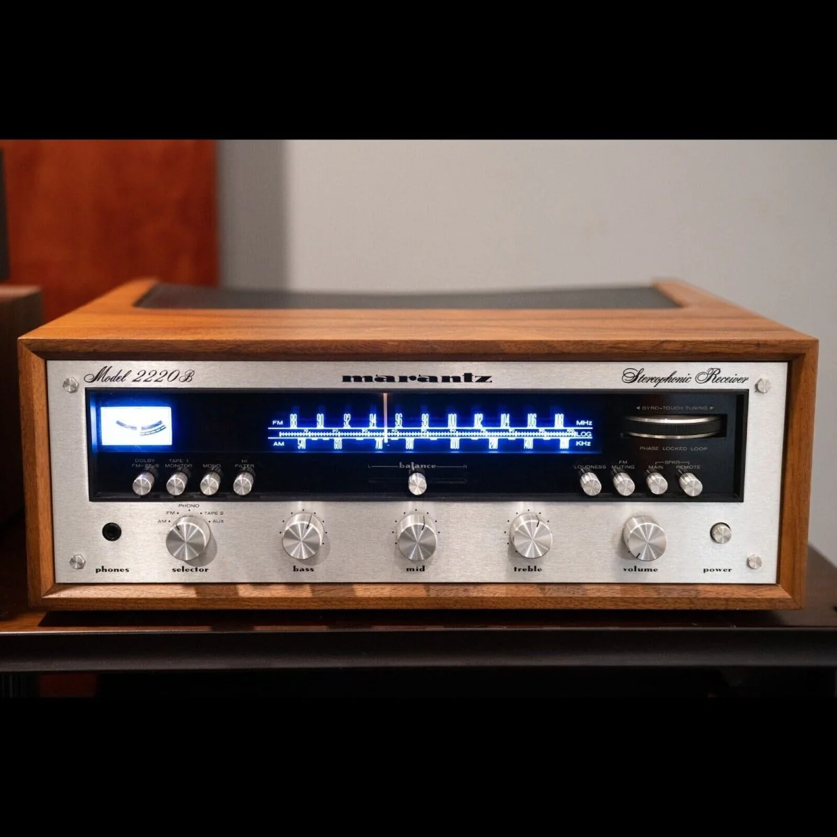 marantz-2220b-amfm-stereo-receiver-w-wood-case-original-box-987353.webp Marantz 2220B AM/FM Stereo Receiver w/ Wood Case & Original Box