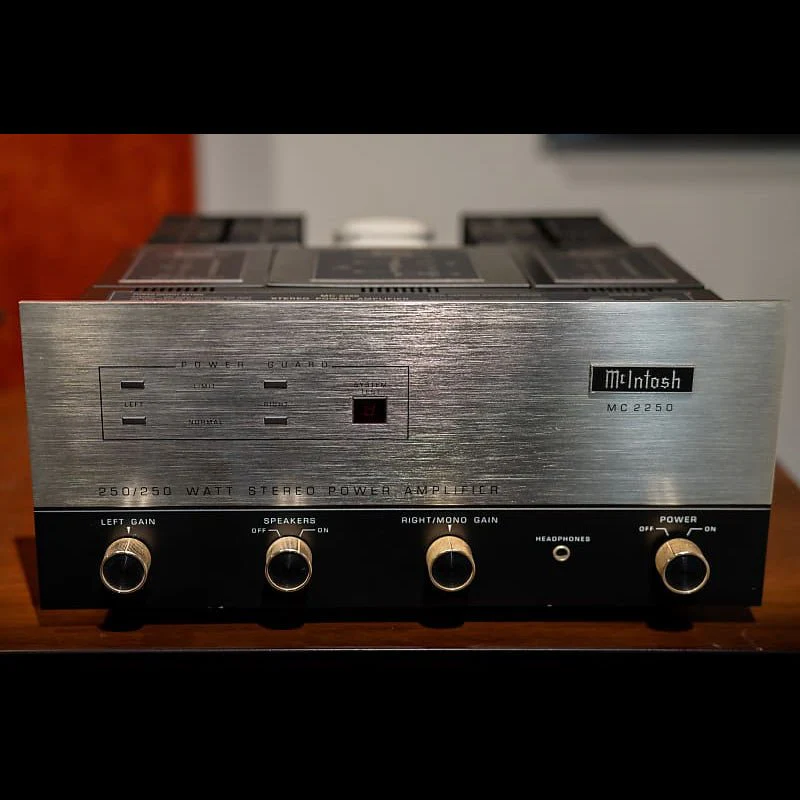 McIntosh MC2250 250 Watt per Channel Stereo Amplifier