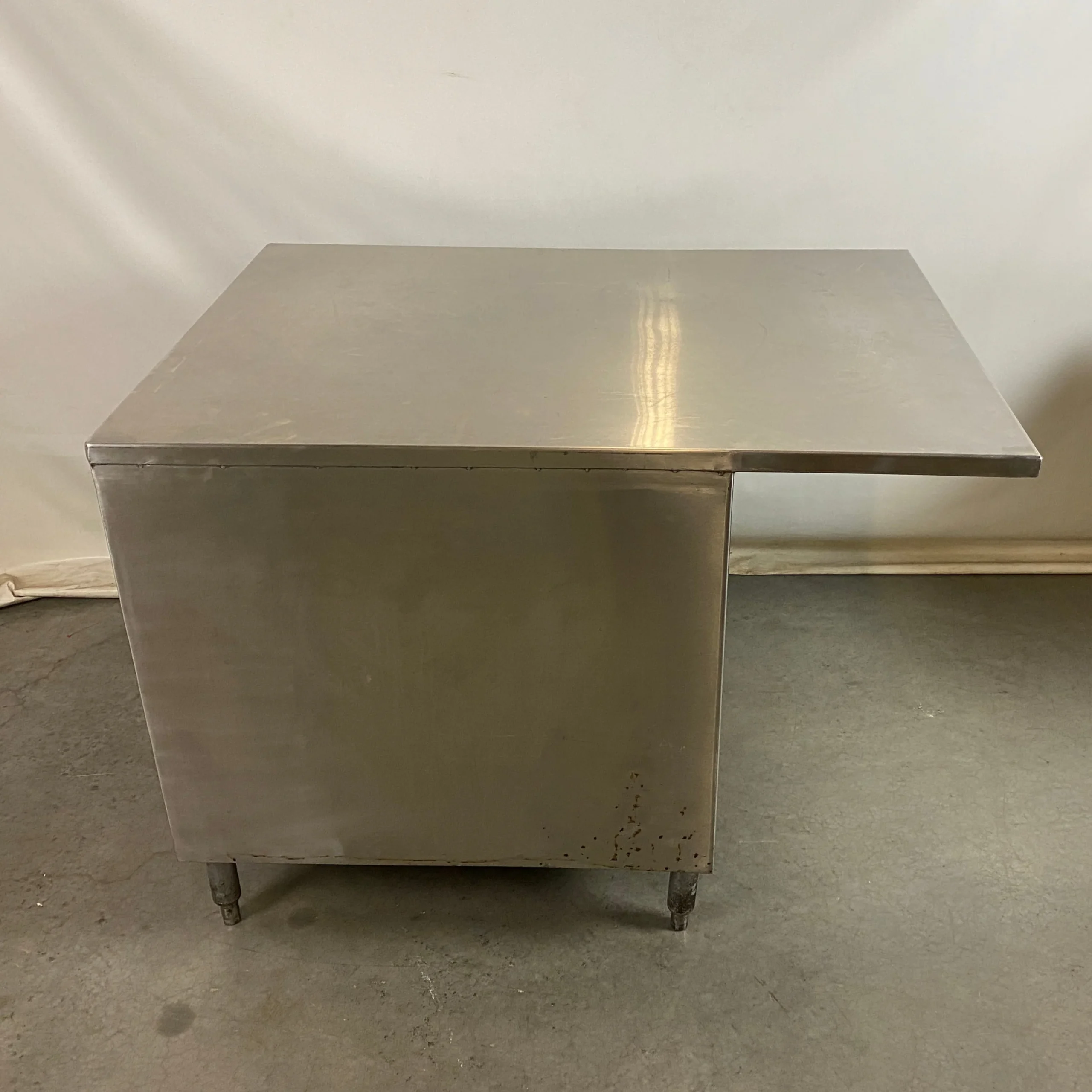 stainless-steel-table_ef66e38b.webp Stainless Steel Table